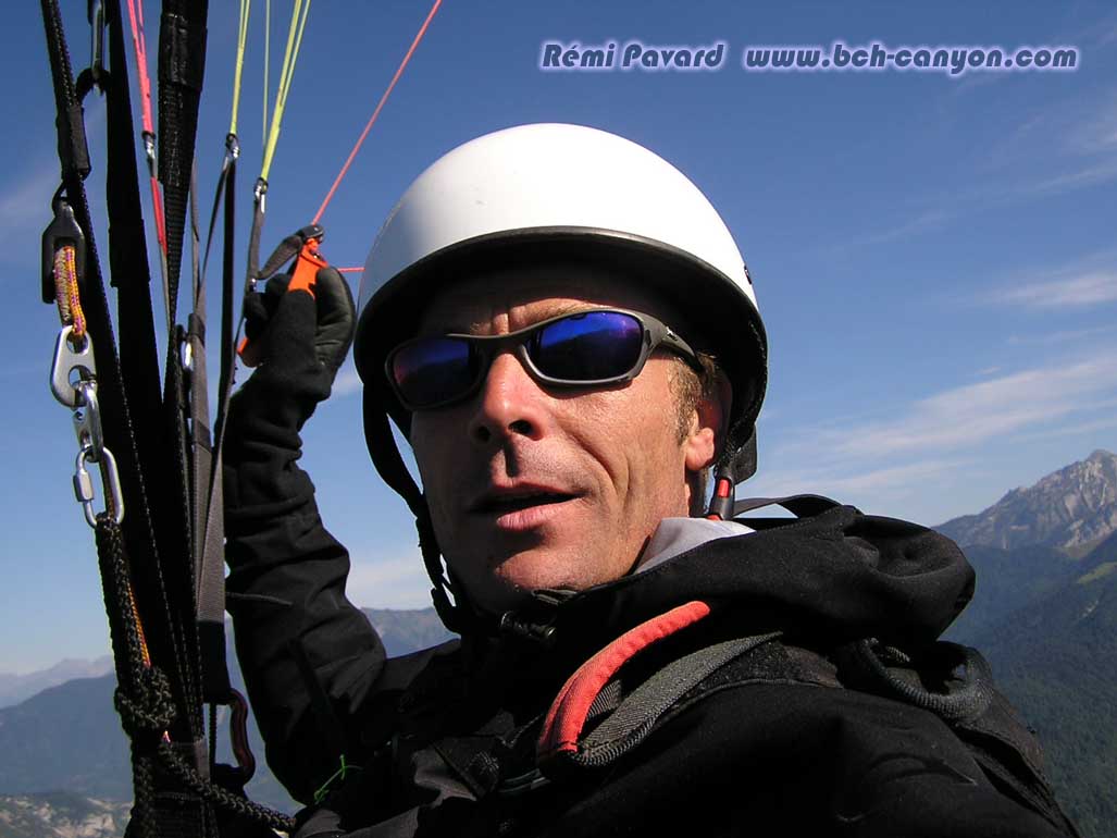 parapente transition au dessus des montagnes